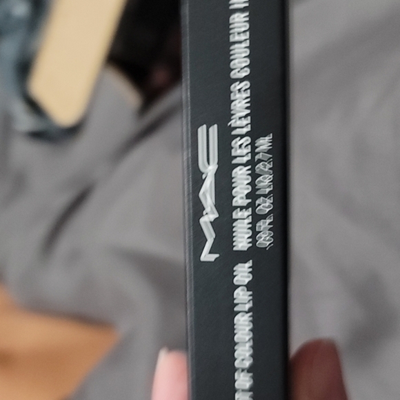 MAC Whirled Tour Lip Oil – Moisturizing Tint, High-Shine Red Gloss – NWT - Picture 7 of 10